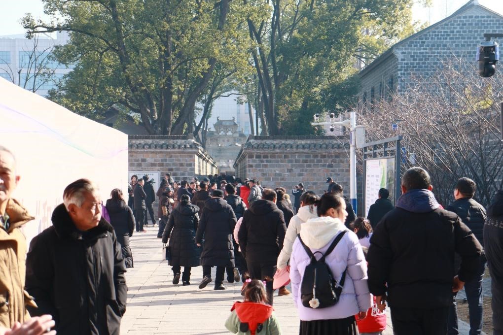 1月29日，游客在安徽省桐城市的六尺巷游覽。新華社記者 許諾 攝