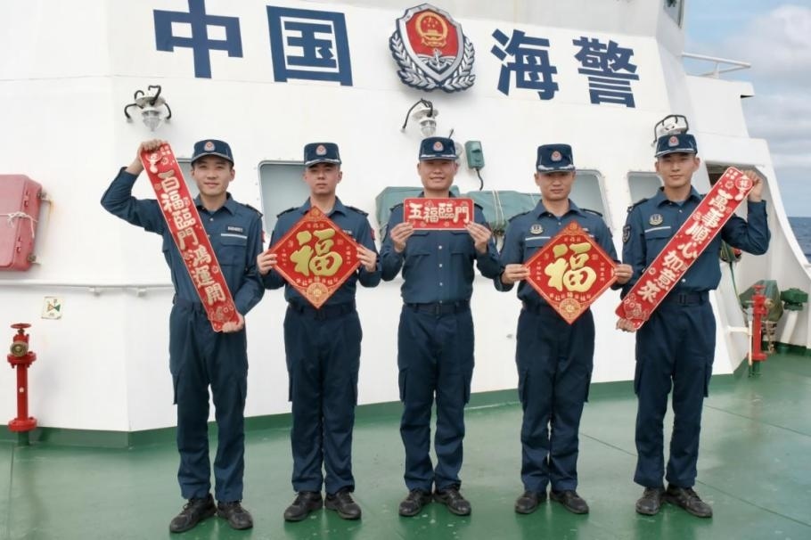 1月27日，中國海警海鷗艦執(zhí)法員們展示春聯福字，慶祝農歷春節(jié)。