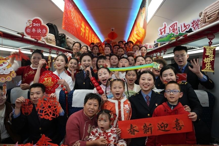 全體演職人員與旅客大合影。人民網(wǎng) 歐陽易佳攝