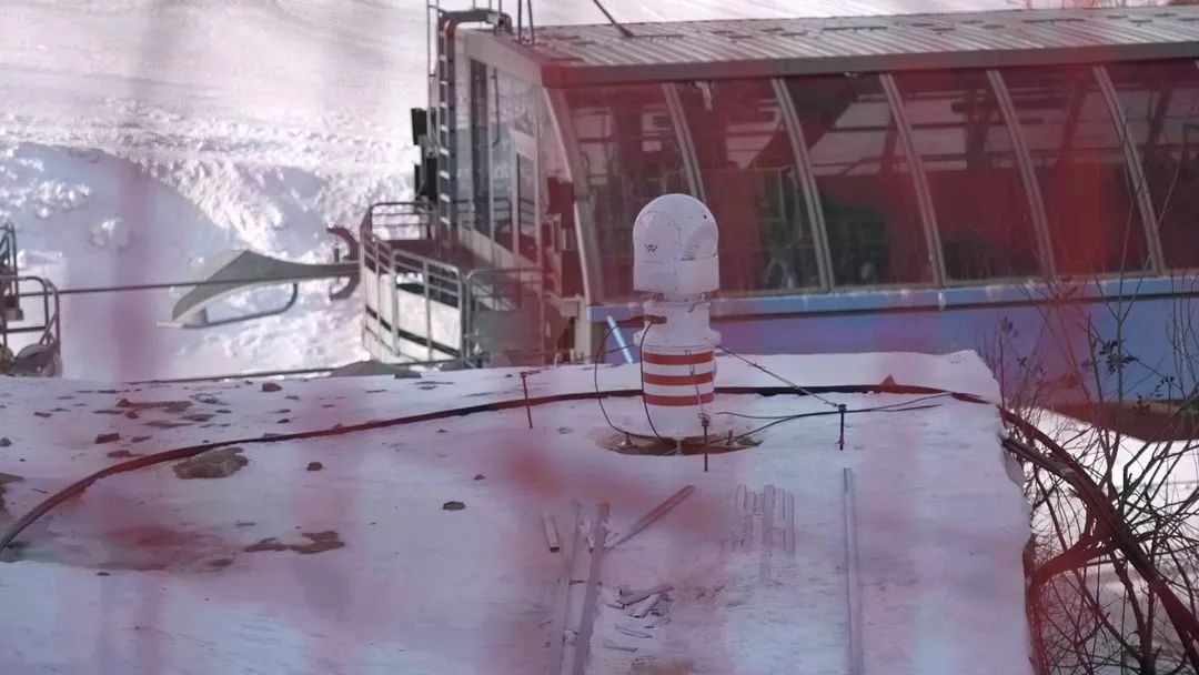設(shè)在坡面障礙技巧和大跳臺雪道旁的激光測風(fēng)雷達。氣象部門供圖
