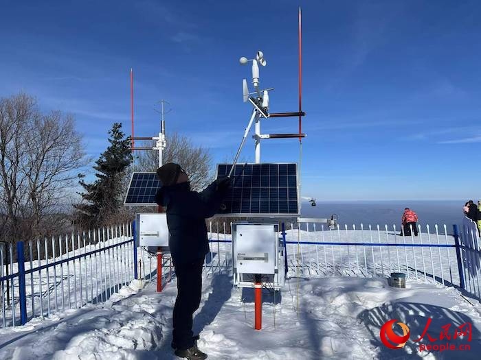 工作人員正在對氣象設(shè)備進行日常維護。人民網(wǎng) 高清揚攝