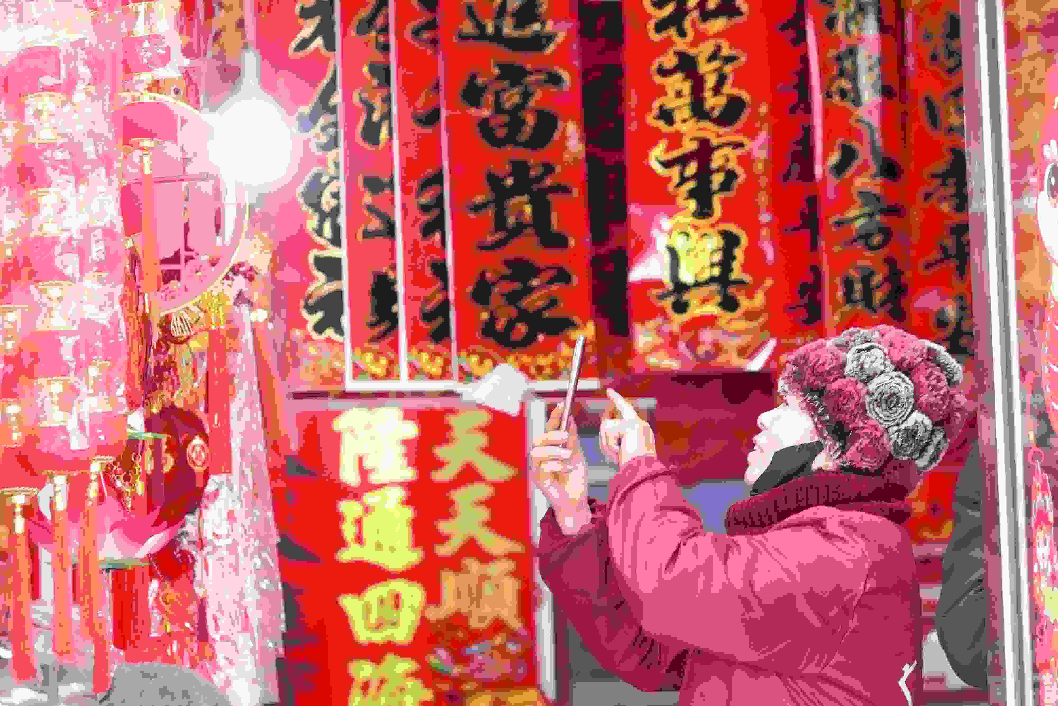 2025年1月5日，在山東省高密市夏莊鎮(zhèn)東李家村，商戶通過手機(jī)在網(wǎng)上推銷新春飾品。