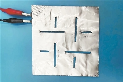 帶有矩形孔的袋式電池。圖片來源：英國《新科學(xué)家》雜志網(wǎng)站