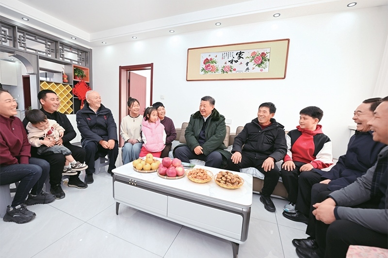 2025年1月22日至24日，中共中央總書記、國家主席、中央軍委主席習(xí)近平冒著嚴(yán)寒來到遼寧，看望慰問基層干部群眾。這是22日下午，習(xí)近平在葫蘆島市綏中縣明水滿族鄉(xiāng)祝家溝村考察時，同村民王寶維一家圍坐一起拉家常。 新華社記者 謝環(huán)馳/攝