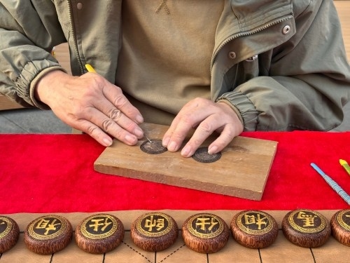 柯秋楓正在雕刻。人民網(wǎng) 陳葉欣攝