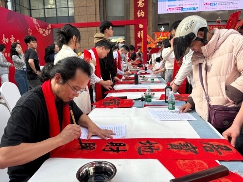 活動(dòng)現(xiàn)場(chǎng)贈(zèng)送春聯(lián)和福字。人民網(wǎng) 陳葉欣攝