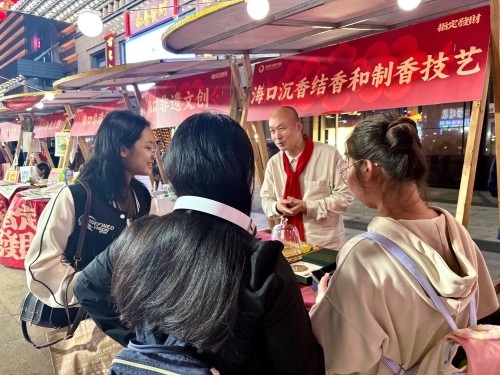 魏希望在非遺集市上介紹沉香。人民網(wǎng) 陳葉欣攝