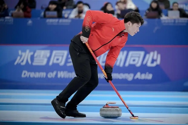2月4日，中國隊選手王智宇在比賽中擦冰。新華社記者 江漢 攝