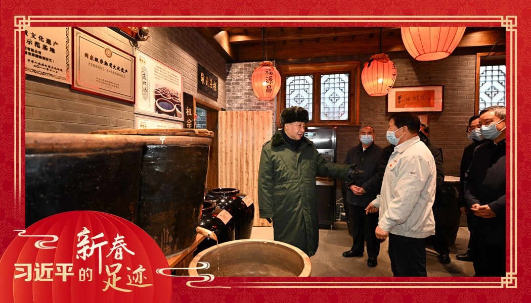 2022年1月27日，習(xí)近平總書記沿街巷察看山西平遙古城風(fēng)貌，走進(jìn)東湖老醋坊，了解當(dāng)?shù)亻_展特色經(jīng)營情況。