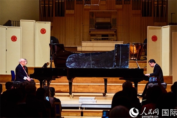 英國皇家音樂學(xué)院教授朱利安-雅格布森和旅英鋼琴家李勁峰演奏《黃河鋼琴協(xié)奏曲》。楊浩鵬攝