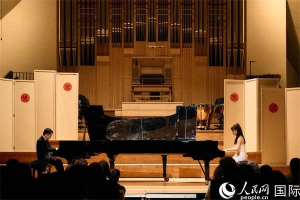 旅英鋼琴家李勁峰和郭鑫弈雙鋼琴“斗琴”。楊浩鵬攝