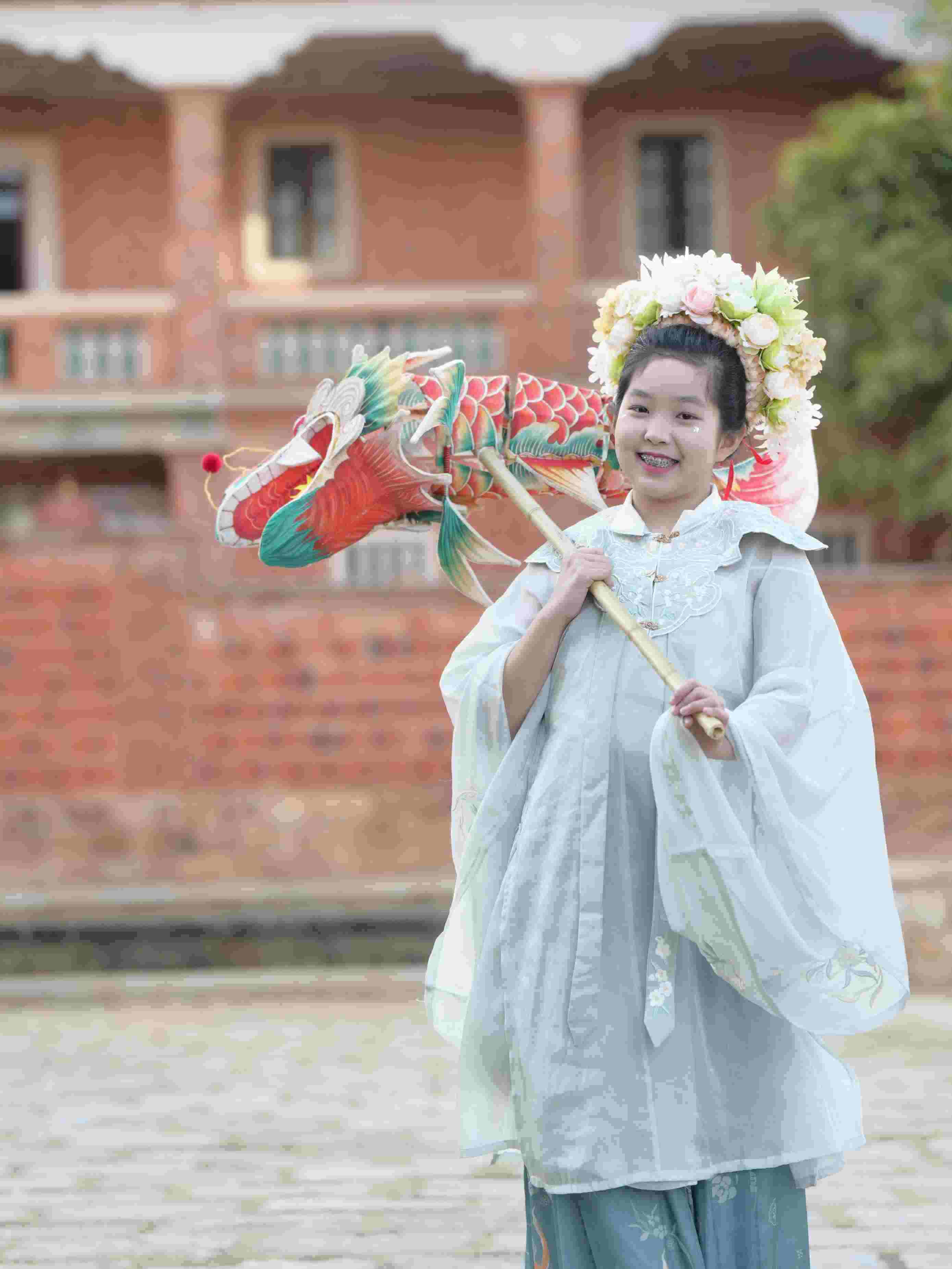 在泉州，沈女士為女兒拍下頭戴簪花的照片。受訪者供圖