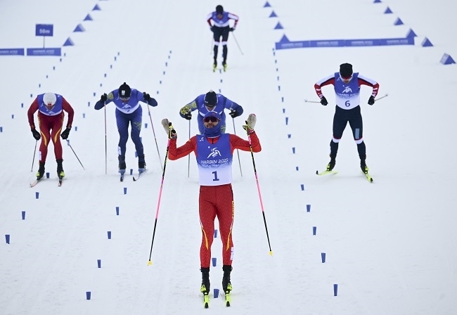 2月8日，王強（中）慶祝奪冠。新華社記者 張龍攝