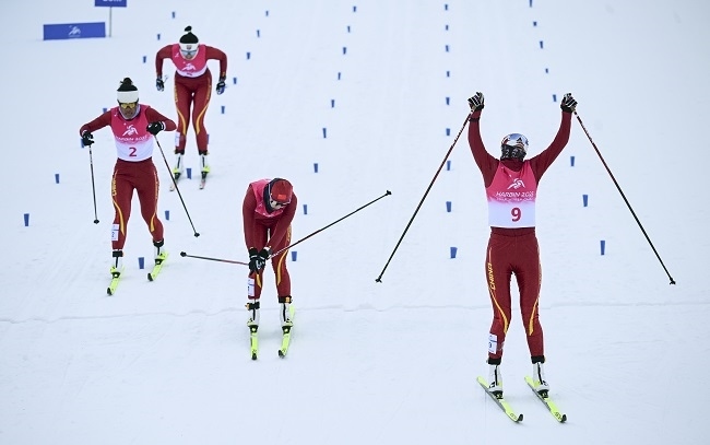2月8日，李磊（右一）沖過終點后慶祝奪冠。新華社記者 張龍攝