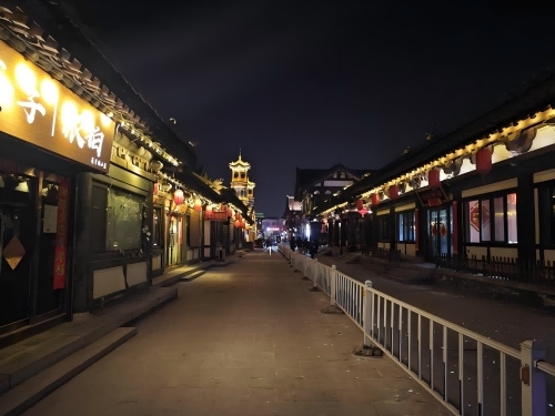 道歉公告發(fā)布后，夜晚10時的古城。人民網記者 黃鈺攝