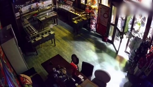 網傳“破門亮燈”畫面。網絡視頻截圖