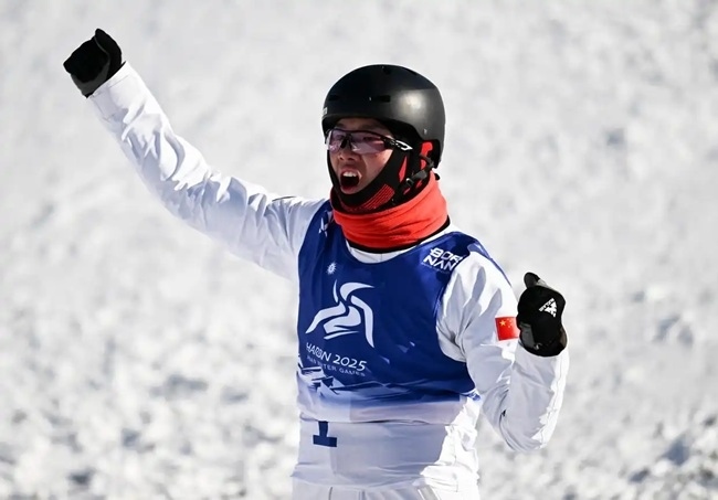 2月9日，李心鵬在比賽后慶祝。新華社記者 夏一方攝