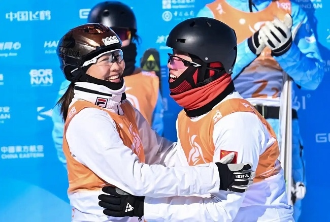 2月10日，中國隊(duì)選手李心鵬（前右）與徐夢桃慶祝。新華社記者 楊晨光攝