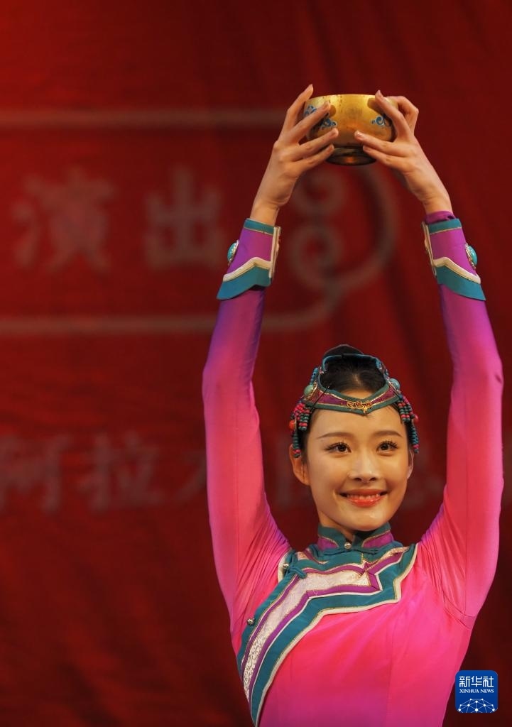 2月11日，在哈薩克斯坦阿拉木圖的阿拜國(guó)家歌劇和芭蕾舞劇院，中國(guó)演員表演舞蹈。新華社記者 趙宇 攝