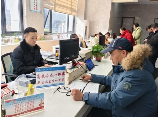 市民在 “高效辦成一件事” 窗口辦理業(yè)務。彭雪松攝
