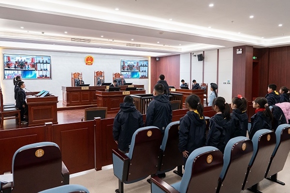 圖③：同學們開展模擬法庭活動。