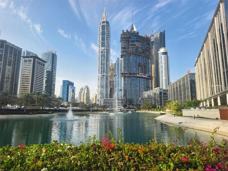 正在建設(shè)中的卡瓦利卡薩高層住宅項目（圖中有腳手架建筑）。 中建中東供圖 