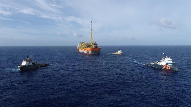布濟(jì)烏斯七期項(xiàng)目浮式生產(chǎn)儲(chǔ)卸油裝置抵達(dá)油田區(qū)域。巴西國(guó)家石油公司供圖