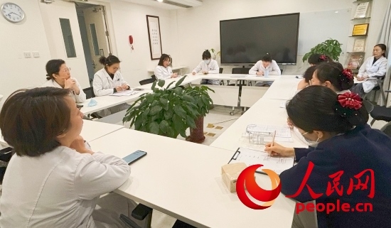 交班會上，海淀醫(yī)院安寧療護團隊討論患者和家屬需求。人民網(wǎng)記者 金慧慧攝