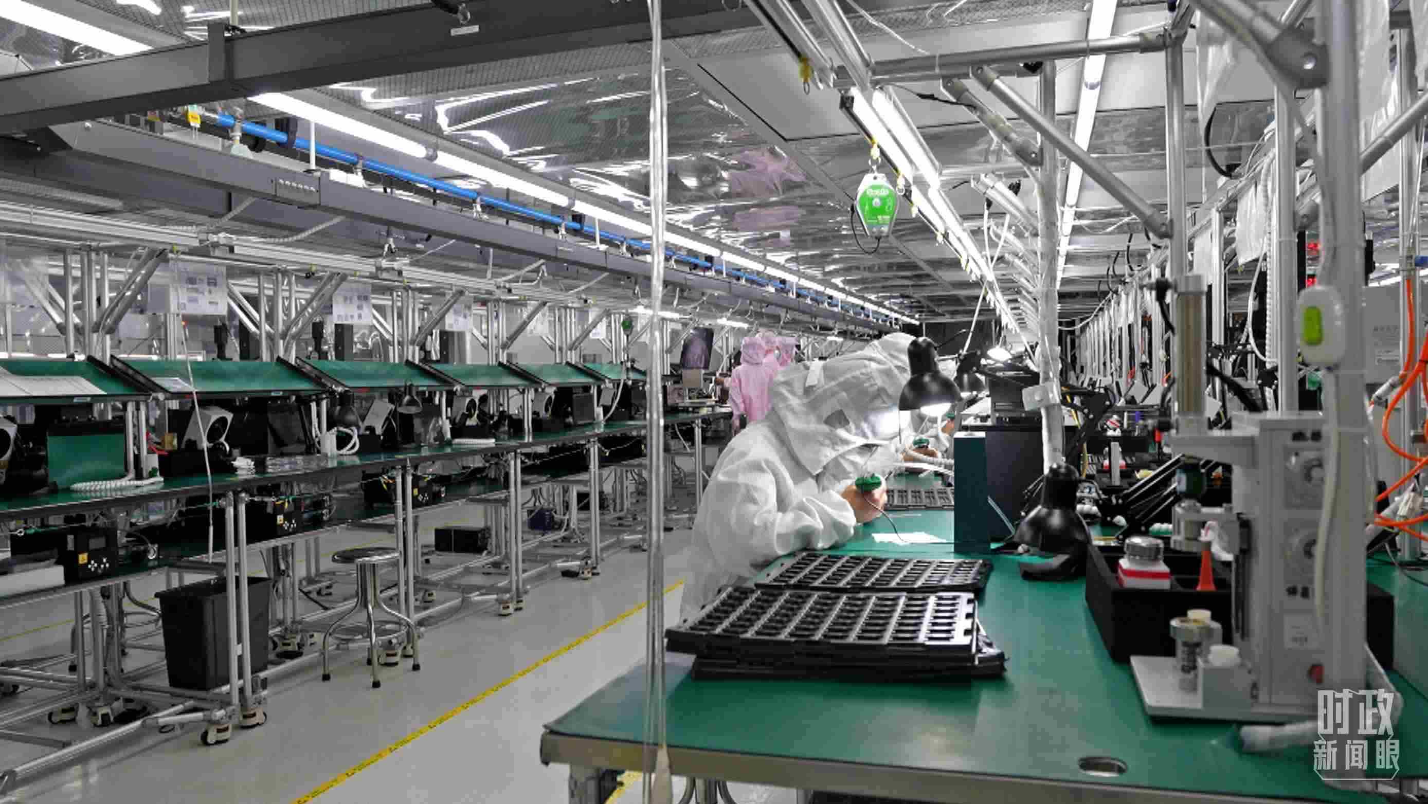 △四川省宜賓市極米光電有限公司的無塵車間光機(jī)組裝線。（總臺央視記者范學(xué)禹拍攝）