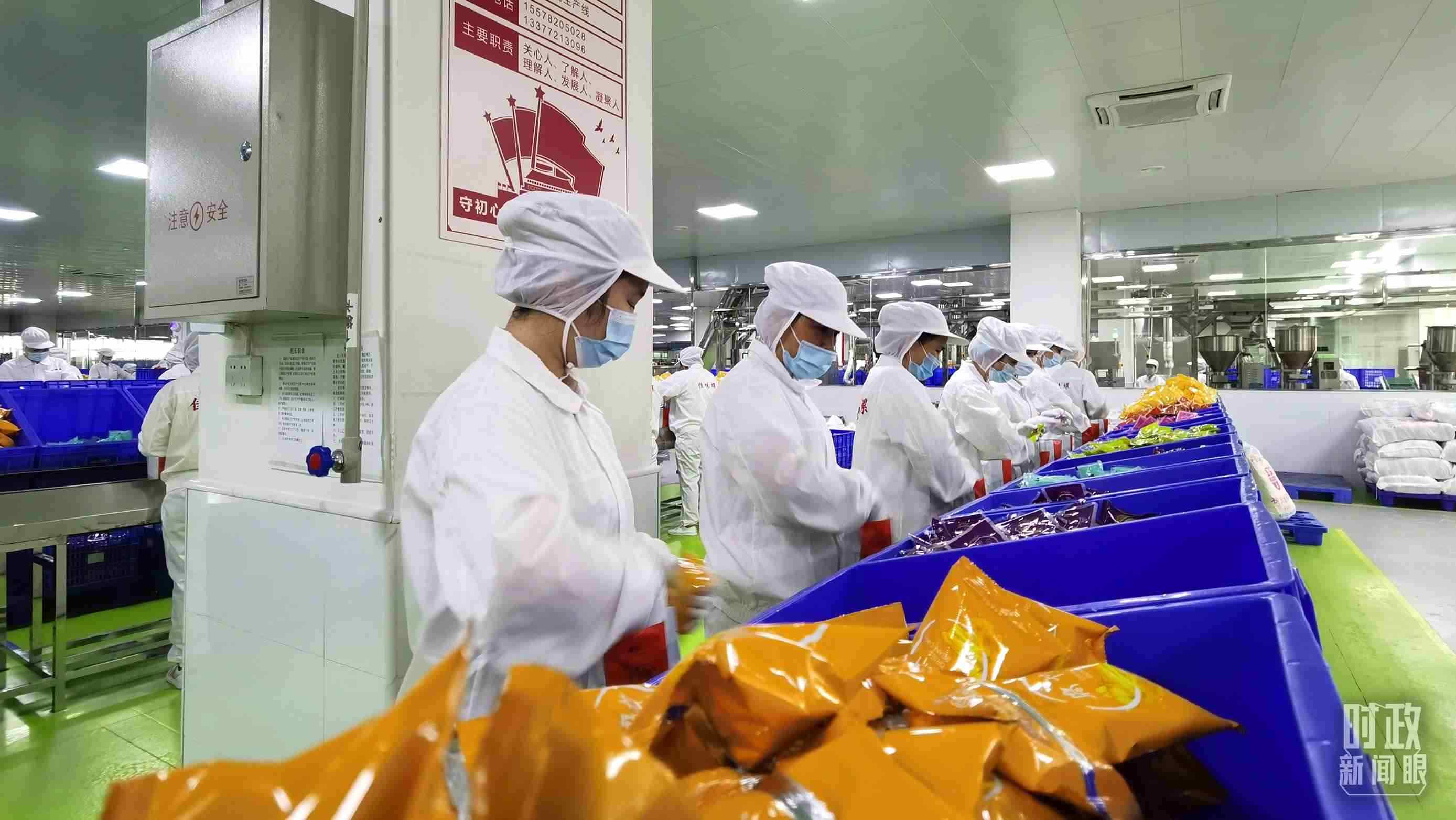 △廣西柳州螺螄粉配料包生產(chǎn)線。（總臺央視記者郭鴻拍攝）