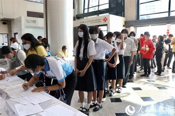 獻(xiàn)血者排隊(duì)填寫報(bào)名表。朱瀟逸攝