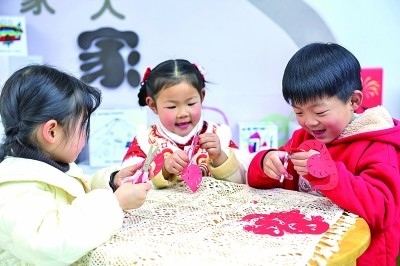 圖為孩子們在老師指導下制作蛇年主題剪紙。 新華社記者 徐昱攝