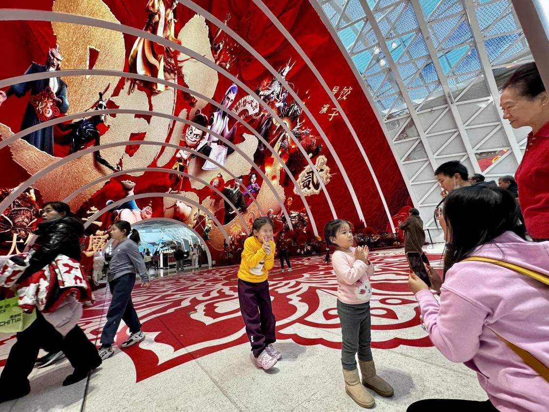 乙巳蛇年春節(jié)期間，影迷在《哪吒之魔童鬧?！肪薹笄芭恼沾蚩?。