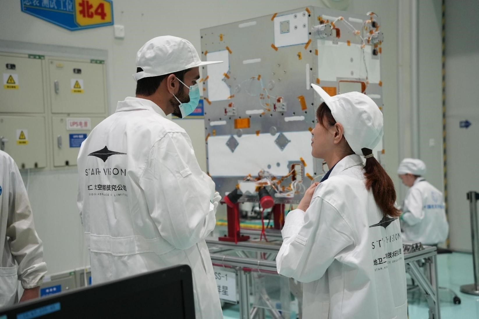 阿曼技術(shù)人員在中國接受培訓(xùn)。阿曼蘭斯航天公司供圖