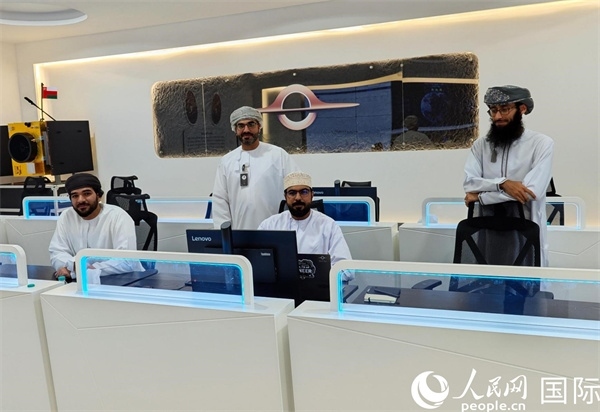 阿曼蘭斯航天公司員工在工作中。人民網(wǎng) 海瑟姆·穆扎恩攝