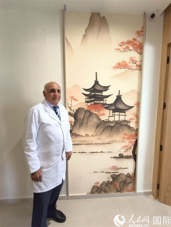 哈利勒的診所中國元素很濃。人民網(wǎng)記者 黃培昭攝