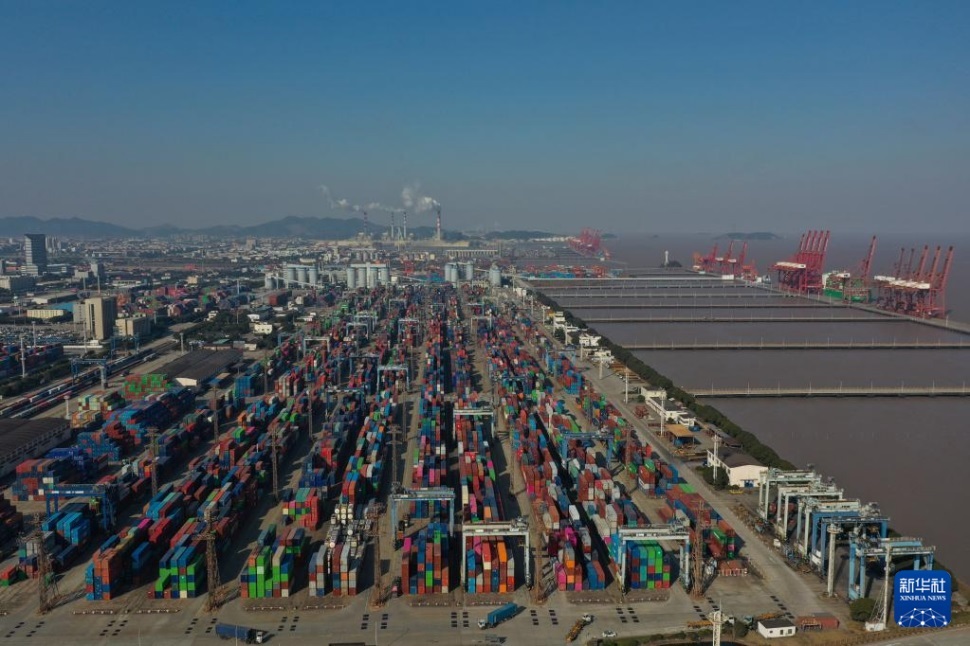  1月24日拍攝的寧波舟山港北侖港區(qū)集裝箱碼頭。 新華社記者 黃宗治 攝