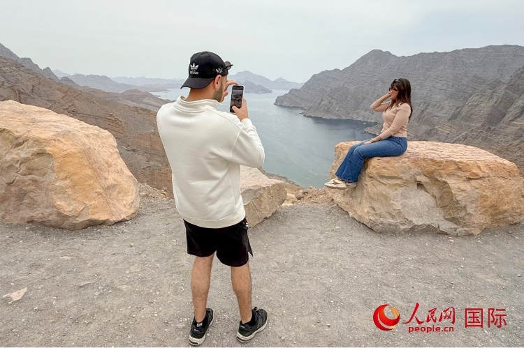 圖為游客參觀阿曼北部穆桑代姆峽灣。人民網(wǎng) 塔里克·易卜拉欣攝