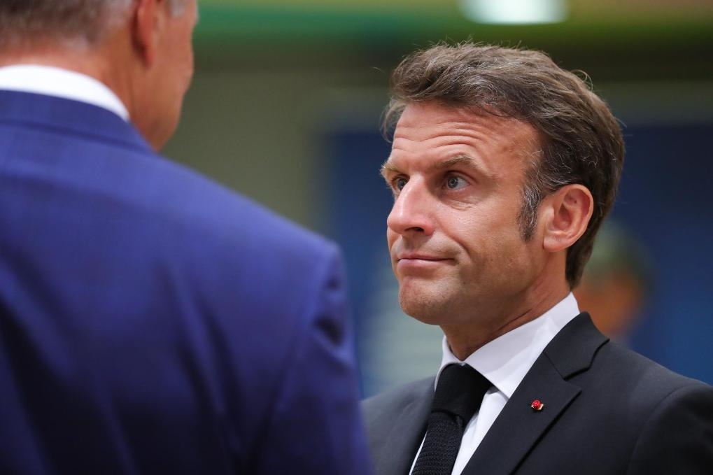 2023年6月29日，在比利時布魯塞爾，法國總統(tǒng)馬克龍（右）準(zhǔn)備出席歐盟峰會。新華社記者鄭煥松攝