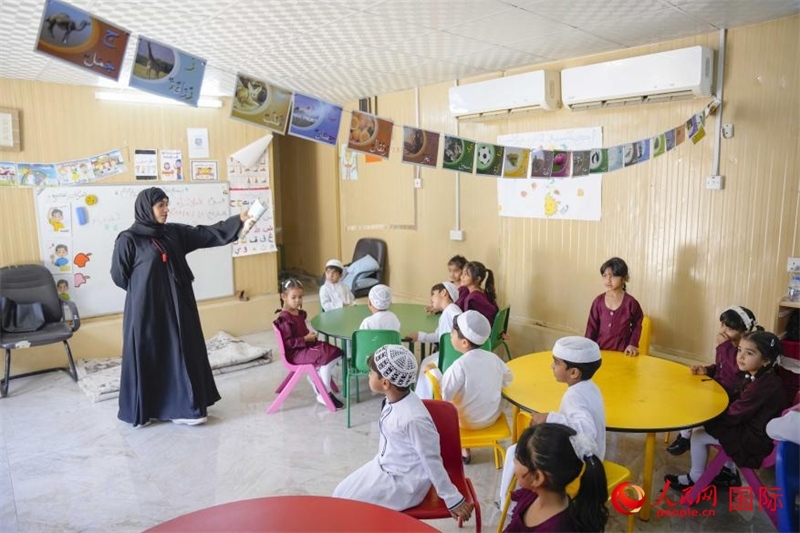 在庫姆扎爾的學(xué)校，老師正在給孩子們上課。人民網(wǎng) 塔里克·易卜拉欣攝