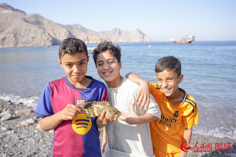 在海邊玩耍的孩子們。人民網(wǎng) 塔里克·易卜拉欣攝