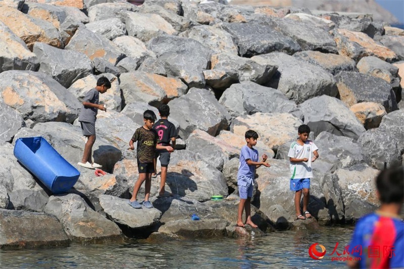 在海邊玩耍的孩子們。人民網(wǎng) 塔里克·易卜拉欣攝