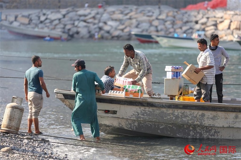 當(dāng)?shù)厝藗冊谶\(yùn)送生活物資。人民網(wǎng) 塔里克·易卜拉欣攝