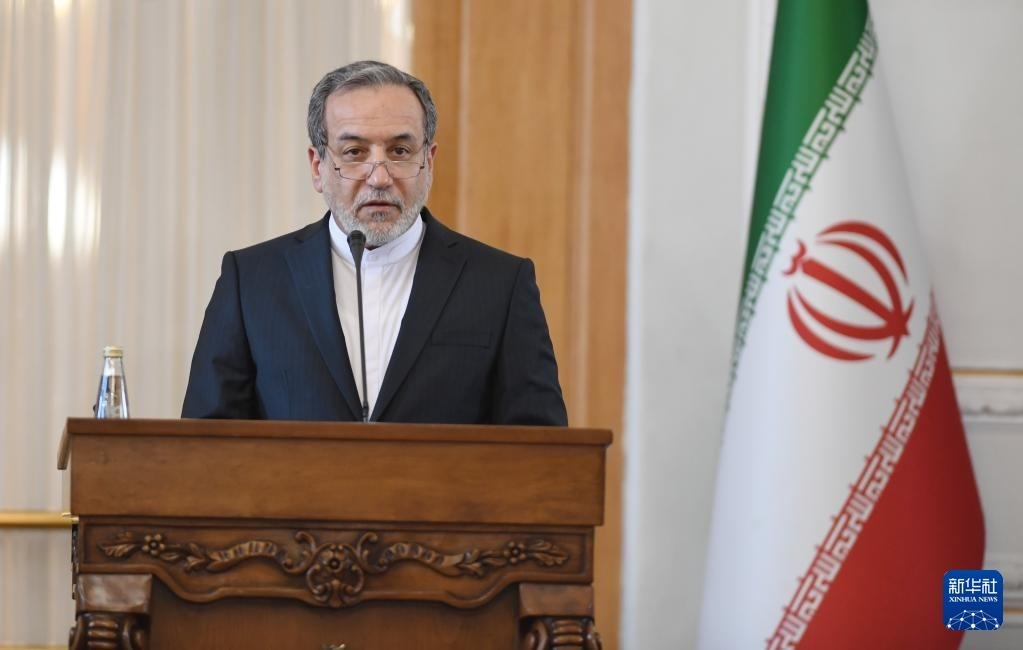 2月25日，在伊朗德黑蘭，伊朗外交部長阿拉格齊出席聯(lián)合新聞發(fā)布會。新華社記者 沙達(dá)提 攝