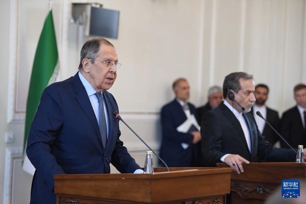 2月25日，在伊朗德黑蘭，俄羅斯外長拉夫羅夫（左）與伊朗外交部長阿拉格齊出席聯(lián)合新聞發(fā)布會。新華社記者 沙達(dá)提 攝