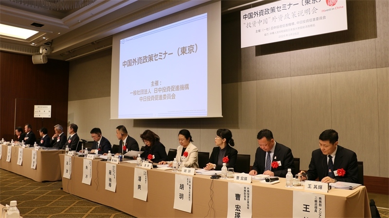 商務(wù)部和工業(yè)和信息化部相關(guān)司局負(fù)責(zé)人進(jìn)行政策說明以及答疑解惑。人民網(wǎng) 許可攝