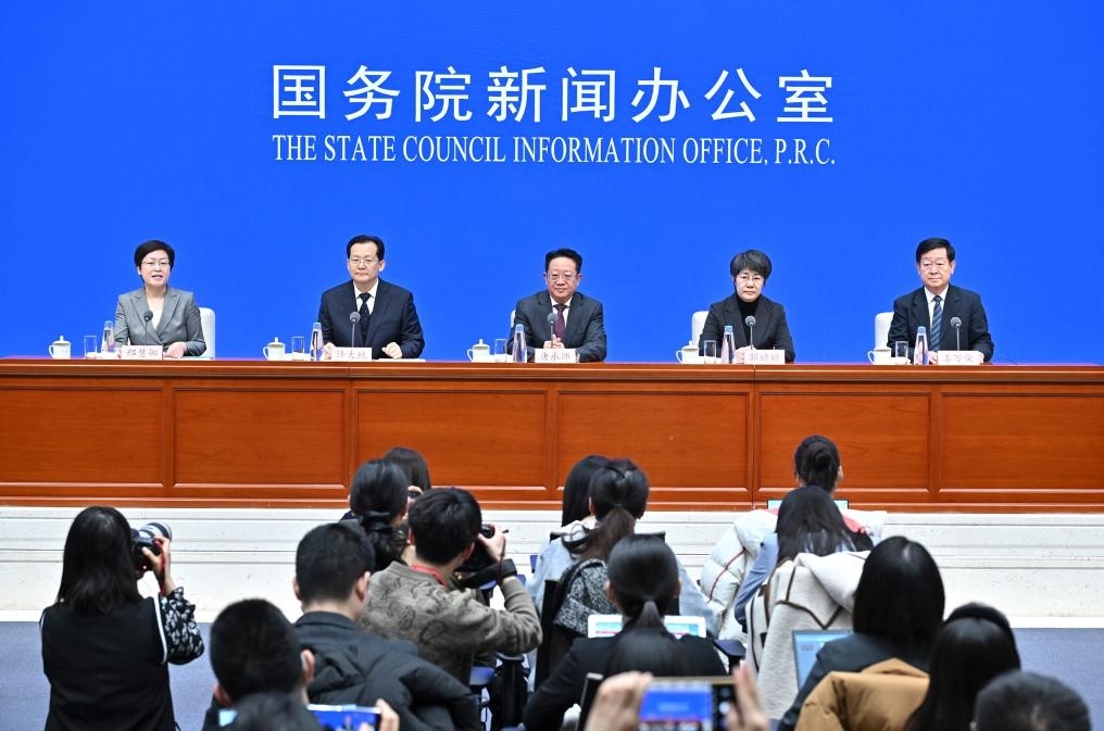 2月28日，國務(wù)院新聞辦公室在北京舉行國務(wù)院政策例行吹風(fēng)會(huì)，民政部副部長唐承沛、財(cái)政部副部長郭婷婷、自然資源部副部長許大純、住房城鄉(xiāng)建設(shè)部副部長姜萬榮和國務(wù)院新聞辦公室新聞發(fā)言人介紹2024年國務(wù)院部門辦理全國人大代表建議和全國政協(xié)提案工作有關(guān)情況，并答記者問。新華社記者 李鑫 攝