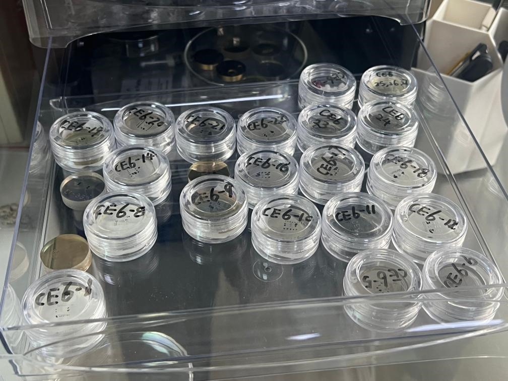 包含嫦娥六號樣品的樹脂靶。新華社記者 溫競?cè)A 攝