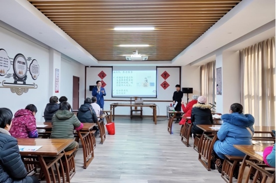 實踐支隊隊員在涇河村進行反詐宣講。學(xué)校供圖