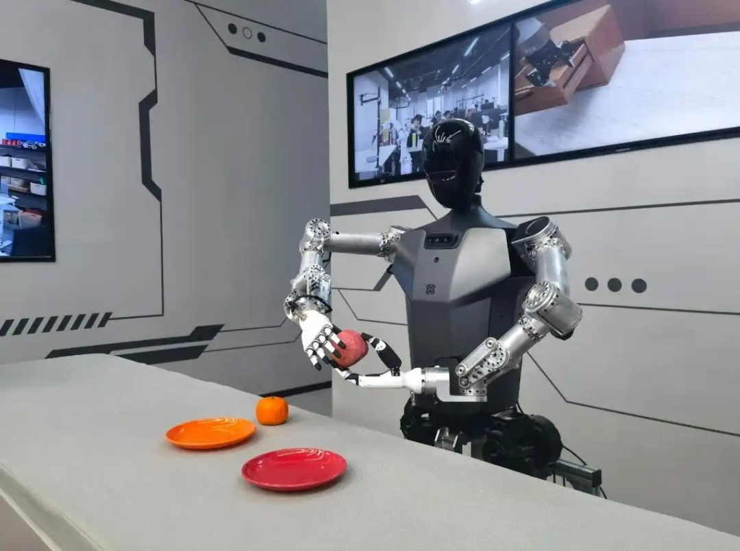 △2025年2月24日，北京“機(jī)器人大世界”展出的機(jī)器人正在完成日常家務(wù)。